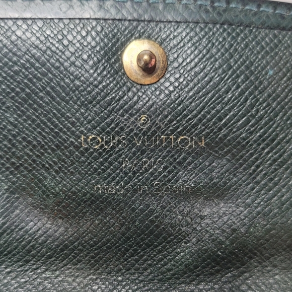 Louis Vuitton Taiga Leather 6 Key Holder - Picture 4 of 10